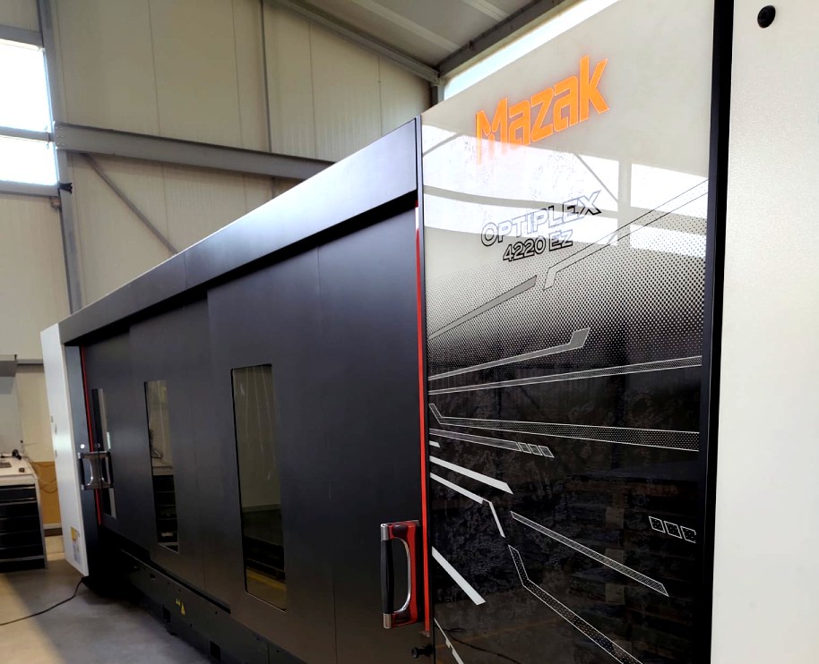 Vue frontale de la machine de decoupe laser